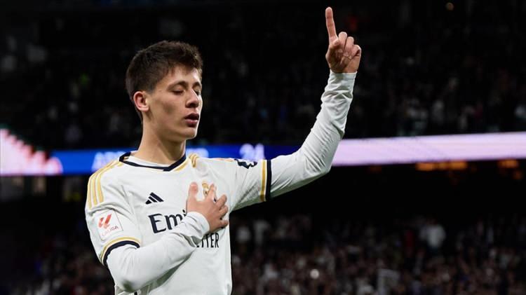 <p>Haberde Bayern Münih'in öncelikli hedefinin Florian Wirtz olduğu ancak Alman futbolcunun Manchester City'ye yakın görünmesi nedeniyle Bavyera ekibinin rotasını Arda Güler'e kırdığı belirtildi.</p>
