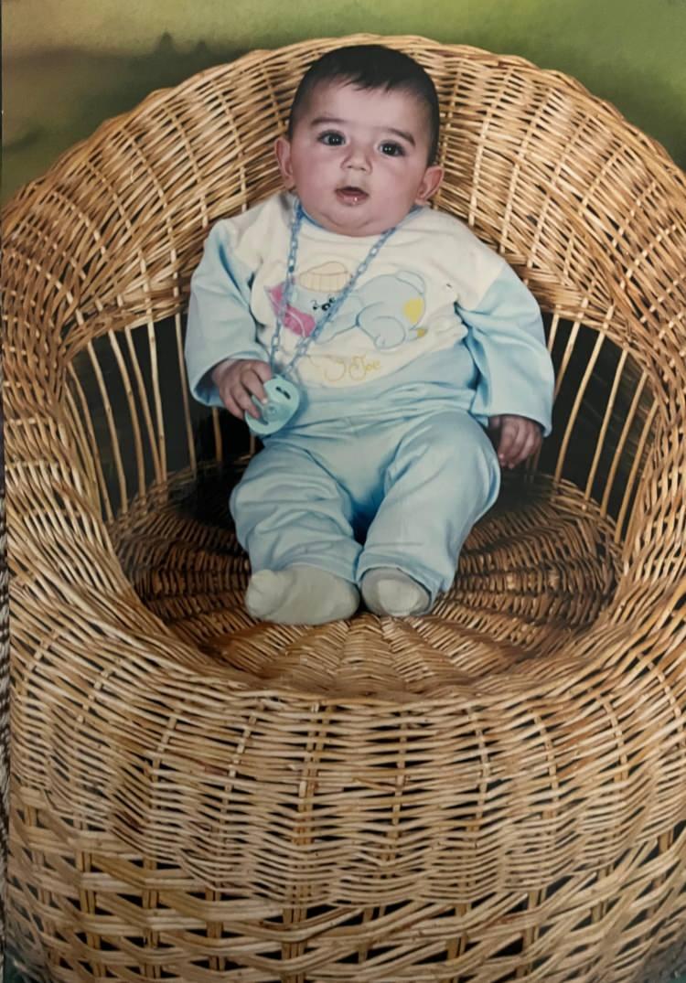 <p>Çift, bebeği evde dünyaya geldiğini söyleyip, hastane raporu olmadan nüfuslarına kaydettirdi. </p>

<p>Kendisini evlatlık alan ailesiyle büyüyen Sefa Ünal, lise eğitimini tamamladıktan sonra tekstil fabrikasında çalıştı, ardından da vatani görevini yerine getirmek üzere Ankara'nın Balgat ilçesine gitti.</p>

<p> Askerliğini tamamlayıp, 21 Şubat 2024'te Bursa'ya dönen Sefa Ünal, akrabaları ve yakın çevresinden evlatlık olduğunu öğrenince hayatı alt üst oldu.</p>

<p> </p>
