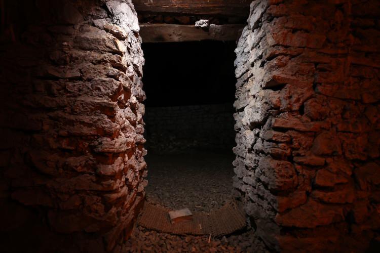 <p>Selçuk Üniversitesi Edebiyat Fakültesi Tarih Bölümü Öğretim Üyesi Prof. Dr. Hüseyin Muşmal, AA muhabirine, caminin, Anadolu'da karışıklıkların olduğu, Moğol istilalarının yaşandığı dönemde yapıldığı için güvenlik önlemlerinin ön planda tutulduğunu söyledi.</p>
