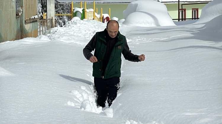 <p>Bartın kent merkezine 59 kilometre uzaklıktaki 200 haneli, 300 nüfuslu Esbey köyünde etkili olan kar yağışı nedeniyle kar kalınlığı 2 metreye ulaştı.</p>

<p> </p>

<p> </p>
