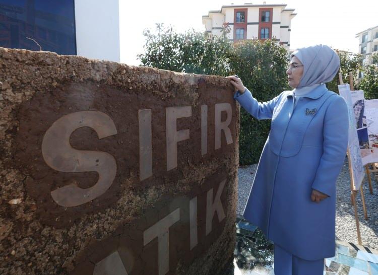 <p>Emine Erdoğan, okulda plastik şişeleri basketbol potasına atarak Sıfır Atık Projesi'ne katkıda bulundu.</p>
<p> </p>