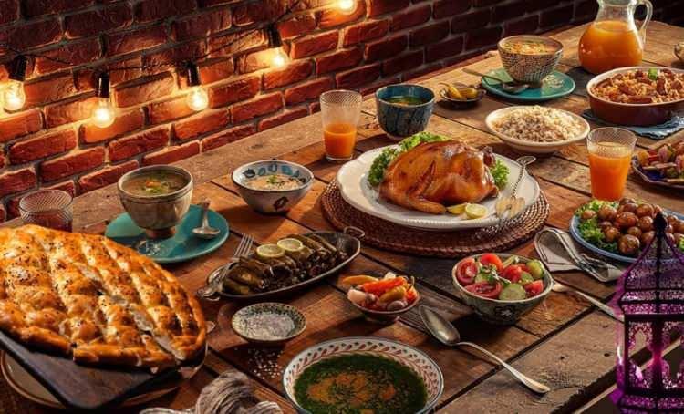 <p>Orucun adet olduğu üzere zeytin ya da hurma ve su ile açılmasından sonra yemeğe biraz çorba ve salata ile başlanabileceğini vurgulayan Diyetisyen Arabalı devamında etli sebze yemeği veya yağlı ve ağır olmayan bir et yemeği, salata veya söğüş, 1-2 dilim ekmek (pide ile tam tahıllı ekmeği değiştirerek) veya küçük bir porsiyon pilav veya makarna yenilebileceğini söyledi.</p>

<p>Düşük yağlı labne veya süt ürünleri ile avokado, tuzsuz fındık, somon, zeytin ve zeytinyağı gibi sağlıklı doymamış yağların eklenebileceğini belirtti.</p>

<p> </p>

<p> </p>
