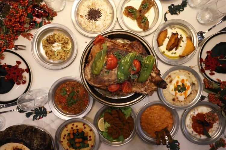 <p>Sağlıklı proteinin iyi bir kısmını almak için ızgara veya fırında yağsız et, derisiz tavuk ve balık yenilmesini; yağ veya şeker oranı yüksek kızarmış ve işlenmiş gıdalardan kaçınmak gerektiğini ifade etti.</p>

