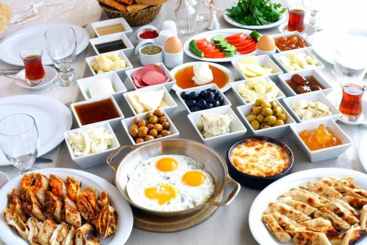 <p><span style="color:#B22222"><strong>SAHURDA DOĞRU YİYECEKLERİ TÜKETİN</strong></span></p>

<p> </p>

<p>Sahur öğününün atlanmaması gerektiğine dikkat çeken Diyetisyen Arabalı sahurda 1 bardak süt, 2 dilim çavdar veya tam buğday ekmeği, 1 dilim az yağlı, az tuzlu peynir, 1 haşlanmış yumurta, menemen veya omlet, domates, salatalık, maydanoz, 2-3 ceviz, 1 porsiyon meyve ve 2-3 bardak su tüketilmesini tavsiye etti.</p>

<p>İftar ve sahur arasında yenilebilecek faydalı gıdaları "meyve, kuru meyve, kabuklu yemişler, süt/yoğurt ve her gün olmamak kaydı ile küçük porsiyonlarda öncelikle meyve tatlıları, sütlü tatlılar" olarak sıraladı.</p>

<p>Sık sık su, ayran, meyve suyu veya bitki çayı gibi sağlıklı içecekler tüketilmesini önerdi.</p>
