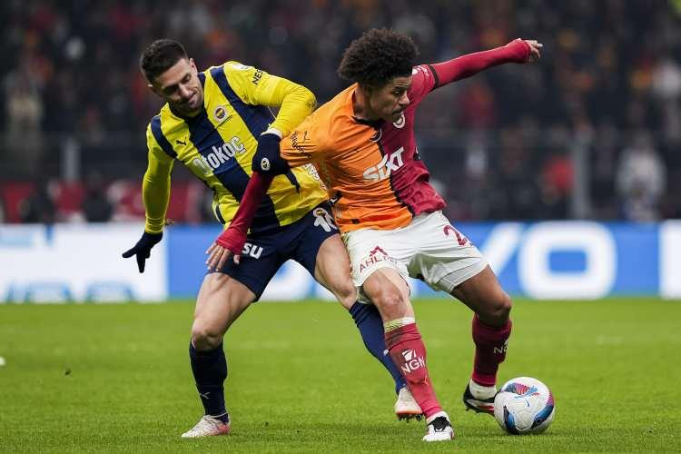 <p><strong><span style="color:rgb(178, 34, 34)">İkili averaj Galatasaray'da</span></strong></p>
<p>Galatasaray, Fenerbahçe karşısında ikili averaj avantajını ele geçirdi. Ligin ilk yarısında Kadıköy'de yapılan müsabakayı 3-1 kazanan sarı-kırmızılı ekip, sahasında 0-0 berabere kalarak ikili averajda üstünlüğü elde etti. Galatasaray, sezon sonunda puan durumunda eşitlik olması halinde rakibinin üstünde yer alacak.</p>