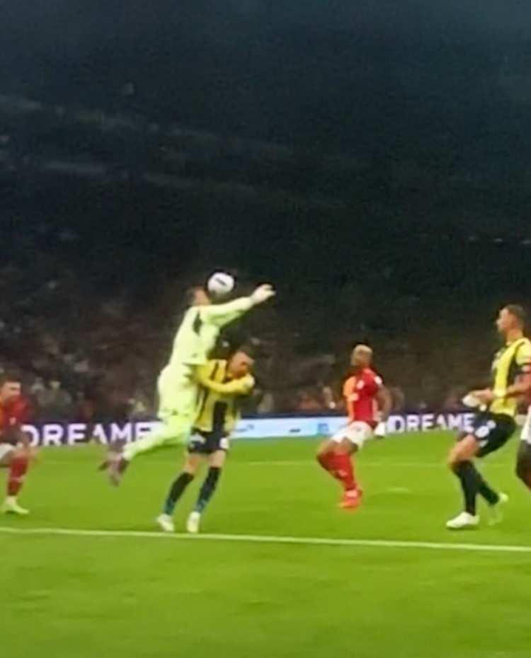 <p>Ancak hakem Slavko Vincic, Muslera'nın Szymanski'nin müdahalesiyle yerde kaldığına karar verdi ve ağlara giden top gol değeri kazanmadı.</p>
