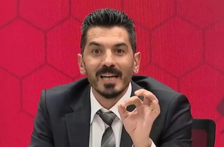 <p>Deniz Ateş Bitnel: Demek ki topun oyunda fazla kalmamasının Türk hakemleri ile alakası yokmuş! Oyuncu sürekli yerde , hakem ne yapsın!</p>

<p>Bir daha Galatasaray - Fenerbahçe maçını bize Dünya Derbisi diye yutturmaya çalışmayın!!!</p>

<p>Aynı kararları bir Türk hakemi verseydi, hepimiz asmıştık, kesmiştik.</p>

<p> </p>

