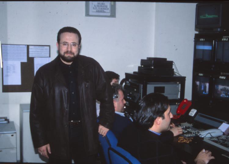 <p>1999-2000 </p>
<p> </p>
<p>HABER MARATONU REJİ EKİBİ </p>
<p> </p>
<p>KANAL 7 GENEL YAYIN YÖNETMENİ ZAHİD AKMAN</p>