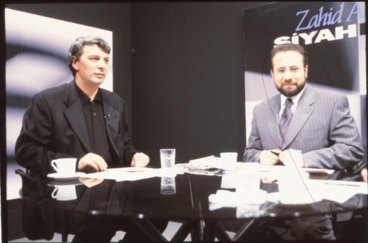 <p>1999-2000 </p>

<p> </p>

<p>SİYAH BEYAZ  PROGRAMI </p>

<p> </p>

<p>KANAL 7 GENEL YAYIN YÖNETMENİ ZAHİD AKMAN</p>
