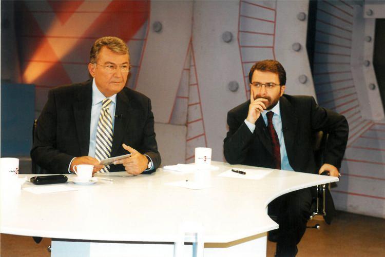 <p>2002 </p>

<p> </p>

<p>İSKELE SANCAK </p>

<p> </p>

<p>SUNUCU AHMET HAKAN VE CHP ESKİ BAŞKANI DENİZ BAYKAL </p>
