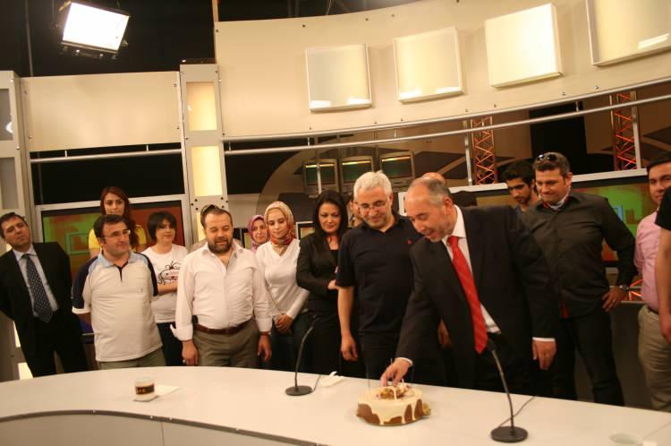 <p>2009 </p>

<p> </p>

<p>ÜLKE TV 1 YAŞINDA </p>

<p> </p>

<p>ÜLKE TV EKİBİ VE KANAL 7 MEDYA GRUBU BAŞKANI ZEKERİYA KARAMAN</p>

<p> </p>
