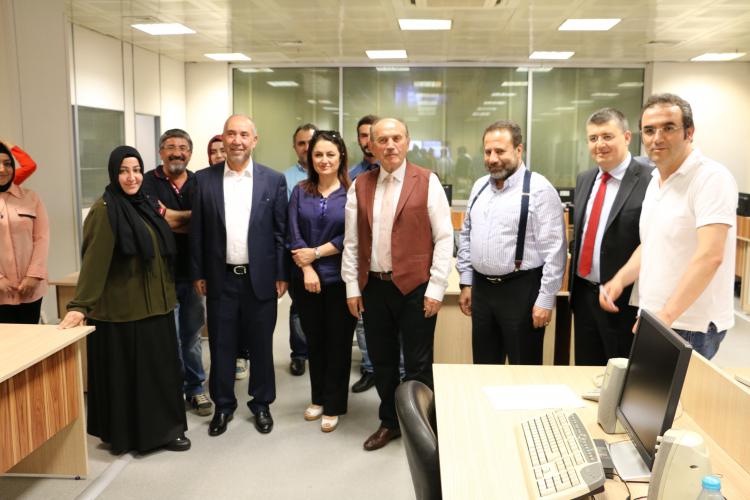 <p>2015</p>

<p> </p>

<p>İSTANBUL BÜYÜKŞEHİR BELEDİYE BAŞKANI KADİR TOPBAŞ VE KANAL 7 GENEL YAYIN YÖNETMENİ ZAHİD AKMAN</p>

<p>ZİYARETTEN BİR KARE</p>
