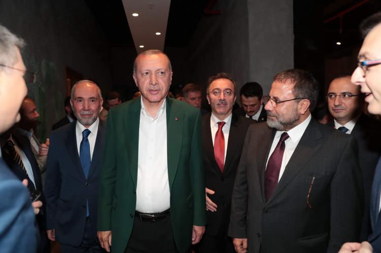<p>2019 </p>

<p> </p>

<p>CUMHURBAŞKANI RECEP TAYYİP ERDOĞAN VE KANAL 7 GENEL YAYIN YÖNETMENİ ZAHİD AKMAN</p>

<p> </p>
