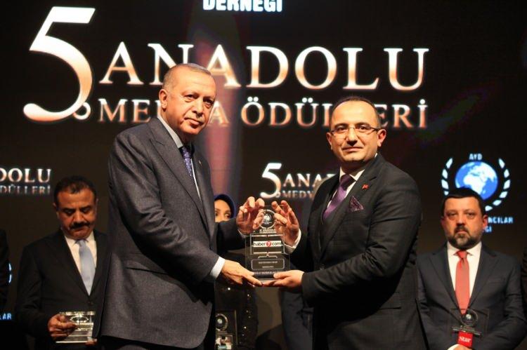 <p>2020&nbsp;</p>

<p>&nbsp;</p>

<p>ANADOLU MEDYA &Ouml;D&Uuml;LLERİ CUMHURBAŞKANI RECEP TAYYİP ERDOĞAN VE HABER7.COM GENEL YAYIN Y&Ouml;NETMENİ OSMAN ATEŞLİ&nbsp;</p>

<p>&nbsp;</p>

<p>&nbsp;</p>
