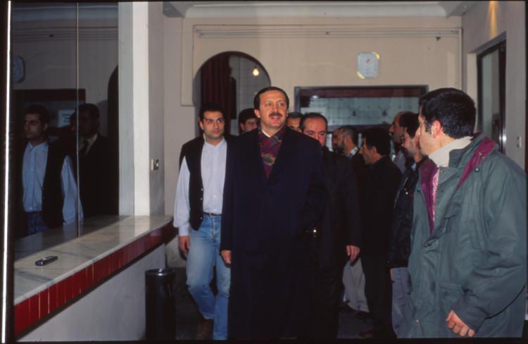 <p>1996 </p>

<p><br />
TARTIŞMA ZEMİNİ </p>

<p>CUMHURBAŞKANI RECEP TAYYİP ERDOĞAN ( İSTANBUL BÜYÜKŞEHİR BELEDİYE BAŞKANLIĞI DÖNEMİ) VE KANAL 7 EKİBİ </p>
