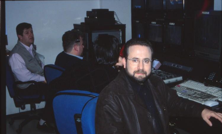 <p>1998 </p>

<p>KANAL7</p>

<p>KANAL7 GENEL YAYIN YÖNETMENİ ZAHİD AKMAN</p>
