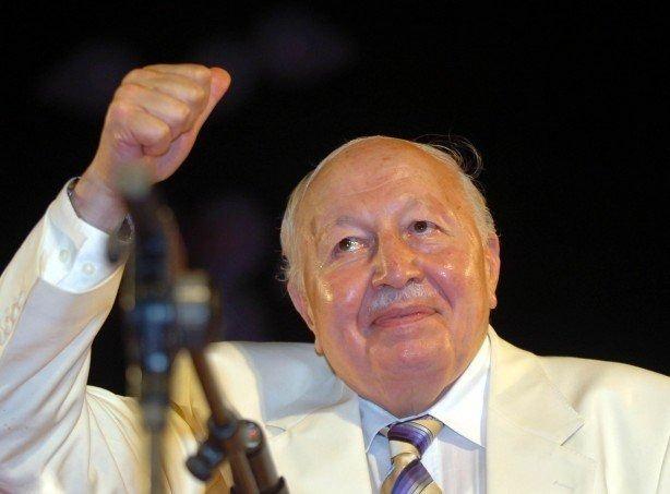 <p>ERBAKAN 27 ŞUBAT 2011'DE HAYATINI KAYBETTİ</p>

<p> </p>

<p>Saadet Partisi Olağanüstü Büyük Kongresi'nde 17 Ekim 2010'da yeniden genel başkan olan Erbakan, 28 Şubat postmodern darbenin 14. yılı arifesinde solunum yetmezliğine bağlı, kalp ve çoklu organ yetmezliği sebebiyle 27 Şubat 2011'de hayatını kaybetti.</p>

<p> </p>

<p>Erbakan, 1 Mart 2011'de, vasiyeti üzerine devlet merasimi yerine İstanbul Fatih Camisi'nde düzenlenen cenaze töreninin ardından son yolculuğuna uğurlandı.</p>
