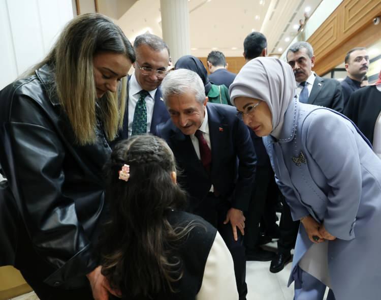 <p>Kütüphaneyi gezen Emine Erdoğan, oradaki öğrencilerle kitaplar üzerine sohbet etti, fotoğraf çektirdi.</p>

<p> </p>
