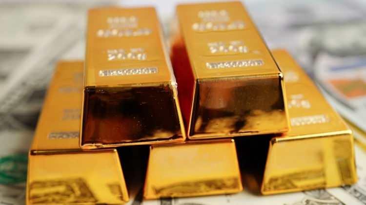 <p><strong>KÜLÇE ALTIN EKONOMİK BELİRSIZLİĞE KARŞI KORUMA KALKANI OLDU-</strong></p>

<p> </p>

<p>Altın rezervi, bir ülkenin para rezervlerinin merkez bankaları tarafından altın külçeleri şeklinde tutulan kısmı olarak tanımlanıyor. Söz konusu rezervler ekonomik belirsizliğe karşı bir koruma görevi görüyor ve kriz zamanlarında bir ödeme aracı olarak kullanılabiliyor.</p>
