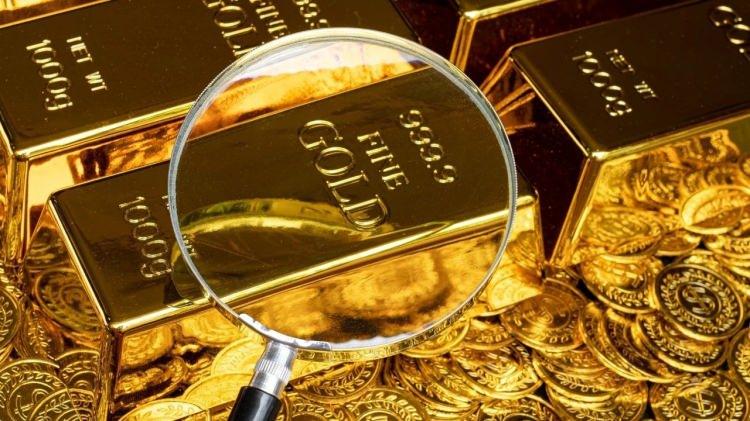 <p><strong>POLONYA’YI 75 TONLA TÜRKİYE TAKIP EDİYOR-</strong></p>

<p> </p>

<p>Dünyada ekonomik ve jeopolitik riskler arttıkça yatırımcılar gibi merkez bankaları da "güvenilir liman" altına yönelirken, Türkiye, dünya altın rezervi ülke sıralamasında ilk 10'da yer alıyor. 2024 sonu itibariyle, Türkiye'nin 615 ton altın rezervi bulunuyor. Bu ülkenin dış rezervlerinin yüzde 36'sını oluşturuyor. Bunun yanında, bu yılın 14 Şubat haftasında merkez bankasının altın rezervleri 1 milyar 912 milyon dolar artışla 70 milyar 563 milyon dolardan 72 milyar 475 milyon dolara yükseldi.</p>
