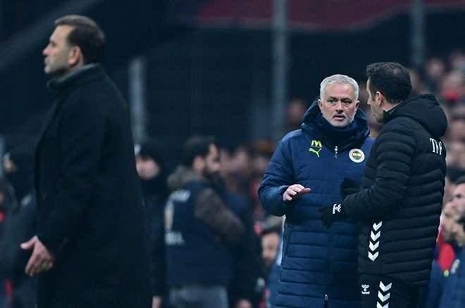 <p>Fenerbahçe Teknik Direktörü Jose Mourinho, derbi sonrası açıklamasında kullandığı "Maymun gibi zıpladılar" ifadesi nedeniyle kendisini ırkçılıkla suçlayan Galatasaray'a dava açtı.</p>
