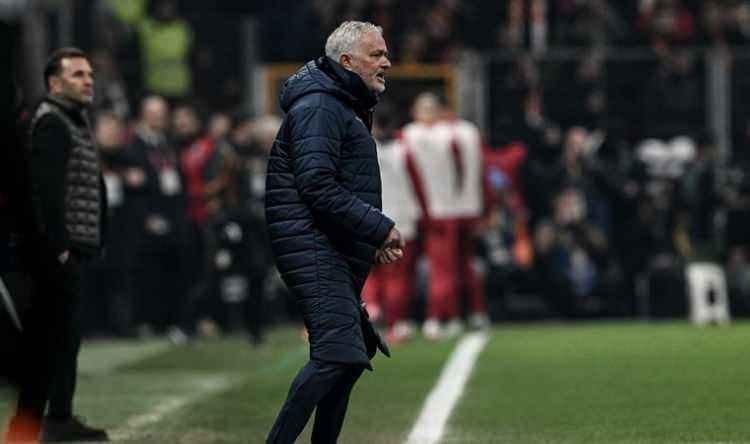 <p><strong>"Fenerbahçe Spor Kulübü avukatları aracılığıyla Teknik Direktörümüz Jose Mourinho’nun kişilik haklarına yapılan saldırı sebebiyle Galatasaray Spor Kulübü’ne Jose Mourinho tarafından 1 milyon 907 bin Türk Lirası manevi tazminat davası açıldığını kamuoyuna duyururuz"</strong></p>

