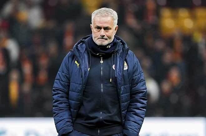 <p>Sarı-lacivertli kulübün açıklamasında Mourinho'nun Galatasaray'a 1 milyon 907 bin liralık manevi tazminat davası açtığı belirtildi.</p>
