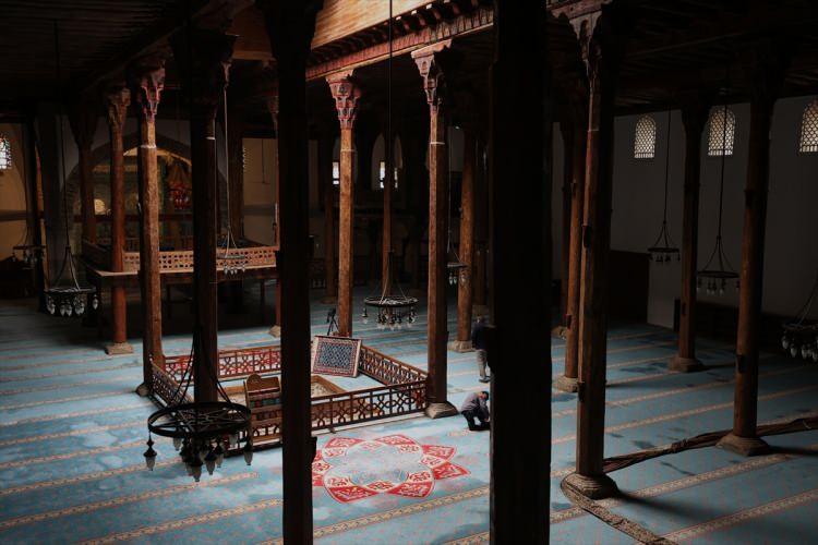 <p>Anadolu Selçuklu uç beyliği Eşrefoğulları Beyliği'nin kurucusu Seyfeddin Süleyman Bey tarafından 1299'da yaptırılan, 48 ahşap sütunun taşıdığı cami, Selçuklu geleneklerine bağlı <strong><em>"ulu cami"</em></strong> tarzında tasarlanan camilerin en gelişmiş ve büyük örnekleri arasında kabul ediliyor.</p>
