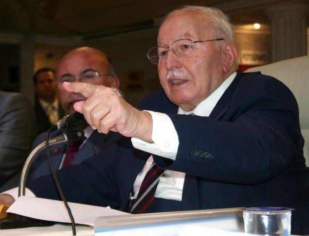 <p>REFAH PARTİSİ KAPANMADAN FAZİLET PARTİSİ KURULDU</p>

<p> </p>

<p>Refah Partisinin kapatılması sürecini beklemeyen partililer, 17 Aralık 1997'de Milli Görüş hareketinin dördüncü partisi olan Fazilet Partisini kurdu. Partinin genel başkanlık görevini de Recai Kutan üstlendi. Fazilet Partisinin 14 Mayıs 2000'deki kongresi, gelenekçi ve yenilikçi kanat şeklinde isimlendirilen parti içi grupların yarışmasına sahne oldu. Abdullah Gül yenilikçi kanadın, Recai Kutan ise gelenekçi kanadın oylarını aldı.</p>

<p> </p>

<p>Bu arada Yargıtay Cumhuriyet Başsavcısı Vural Savaş, Fazilet Partisinin de kapatılması için dava açtı.</p>

<p> </p>

<p>Anayasa Mahkemesi Başkanı Ahmet Necdet Sezer'in Cumhurbaşkanlığı koltuğuna oturmasının ardından Vural Savaş'ın yerine atanan Sabih Kanadoğlu'nun hazırladığı delillerle Fazilet Partisi 22 Haziran 2001'de kapatıldı.</p>

