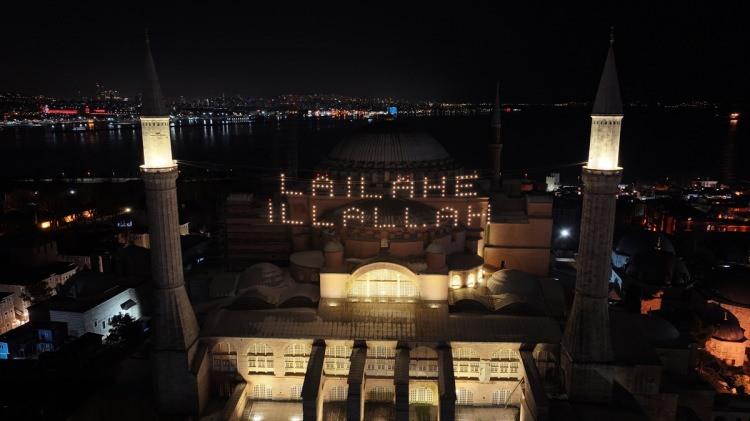 <p>Mahyaların özellikle çok minareli camilerde, iki minare arasına girilen ve spot cümlelerle topluma mesaj amacı taşıyan bir gelenek olduğunu belirten Arpaguş, şöyle konuştu: "Tarihsel sürece baktığımızda farklı zamanlarda çok farklı mahyalar da hazırlanmış ama ramazan ayında daha çok kardeşlik, bayram sevinci, ailenin kutsallığı, ibadetlerin önemi, oruç, namaz, zekat gibi konular üzerinde duruluyor. Tabi görsel olarak da ramazan gecelerine hastır. İftarla birlikte bizim şerefelerimiz aydınlatılır, imsakla birlikte de kapatılır. Yani şerefe yandığı için oruç biter, ışıklar söndüğü anda oruç başlar. Aslında bu da sesin, ezanın ulaşmadığı yerlere bile uzaktan bir manada imsakla, iftarın birbirinden ayrılma noktasında bir gelenektir."</p>

<p> </p>
