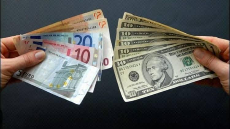 <p><strong>Euro (EUR), değeri çok sayıda değişken faktörden etkilenen dünyanın en önemli rezerv para birimlerinden biridir. Bunun nedeni, her biri kendi ekonomi politikalarına sahip 20 AB üyesi ülkenin para birimi olmasıdır.</strong></p>

<p> </p>

<p>Ancak bölgedeki para politikası ve fiyat istikrarı Avrupa Merkez Bankası (ECB) tarafından denetlenmektedir. Banka, öncelikle enflasyonu dikkatli bir şekilde yöneterek Avro'nun istikrarını ve güvenilirliğini korumak için adımlar atmıştır.</p>
