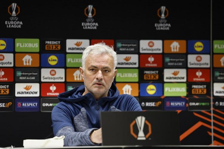 <p>Jose Mourinho'ya verilen ceza için BBC, "Fenerbahçe Teknik Direktörü Jose Mourinho, pazartesi günü Galatasaray ile oynanan maçın ardından yaptığı açıklamalar nedeniyle 4 maç men ve para cezasına çarptırıldı. Maçın hakemi yabancıydı ancak 4. hakem Türk'tü. Mourinho, maç sonu düzenlediği basın toplantısında Türk hakemlerine yönelik eleştirilerini bir kez daha yineledi." ifadelerini kullandı.</p>

