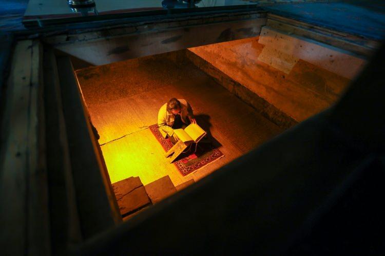 <p>Anadolu Selçuklu Sultanı Alaaddin Keykubad'ın yazlık sarayı Kubadabad'ın da bulunduğu Beyşehir ilçesindeki cami, ahşap direkleri, tavanı, taş işçiliği taç kapısı, kündekari minberi, ahşap ve çini süslemelerinin yanında, divan toplantılarında ve devlet görüşmelerinde kullanılması özelliğiyle de dikkati çekiyor.</p>
