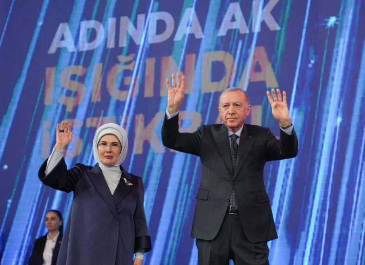 <p><strong>ÇİÇEKLERLE KARŞILANDI</strong></p>
<p>Başkan Recep Tayyip Erdoğan, AK Parti 8. Olağan Büyük Kongresi'nin düzenlendiği Ankara Spor Salonu'na geldi. Partililer, Cumhurbaşkanı Erdoğan'ı çiçeklerle karşıladı.</p>