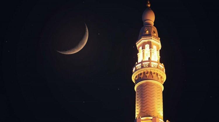 <p>Bu ibadetlerin zamanlarının doğru olarak belirlenmesi, kameri aybaşlarını, özellikle Ramazan, Şevval ve Zilhicce aylarının ilk günlerinin doğru tespitine bağlıdır.</p>

<p>Kameri ayların tespitinde hilalin gözlenmesi önemlidir. Ancak günümüzde, atmosfer olayları ve gezegenlerin durumları çok ince bir şekilde hesaplanabildiğinden, ayların başlangıcı tam olarak tespit edilebilmektedir.</p>
