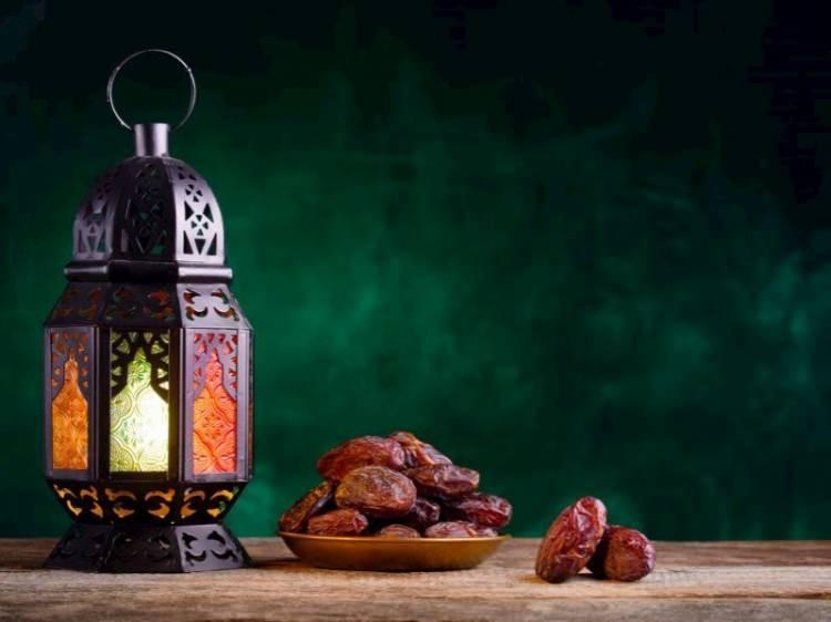 <p>Ramazan ayında oruç ve diğer ibadetlerle Allah'a yönelen müminler, günahlarından temizlenir, arınır, bilinçlenir, iman ve ahlak bakımından keskinleşir, kuvvetlenir.</p>

<p>Kur'ân-ı Kerîm'de adı geçen ve değerine vurgu yapılan yegâne ay ramazan ayıdır.</p>

<p>Orucun farz kılındığını bildiren ayetlerin ardından ramazanın insanlara doğru yolu gösteren ve hakkı bâtıldan ayıran Kur'an'ın indirildiği ay olduğu belirtilmiş ve bu aya ulaşanların oruç tutması emredilmiştir.</p>
