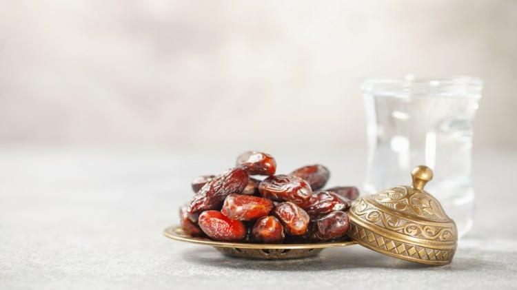 <p><span style="color:#B22222"><strong>ORUÇ NE DEMEK? </strong></span></p>

<p> </p>

<p>İmsak vaktinden iftar vaktine kadar yemek, içmek ve cinsî münasebetten uzak durmak demektir oruç.</p>
