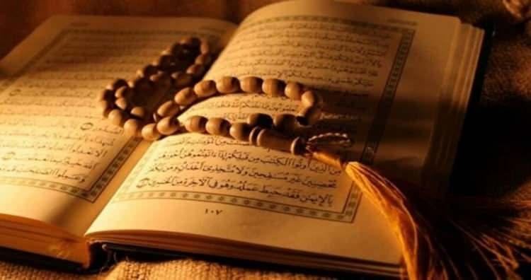 <p>HATİM NE DEMEK? </p>

<p>Hatm ve hıtâm sözlükte "örtmek, mühürlemek, bir şeyi tamamlayıp sonuna ulaşmak" gibi mânalara gelir.</p>

<p>Kur'ân-ı Kerîm'i başından sonuna kadar yüzünden veya ezbere okuyarak bitirmeye, ayrıca Ṣaḥîḥ-i Buḫârî başta olmak üzere tanınmış hadis kitaplarını okuyup sona erdirmeye hatim (hatim indirmek, hatmetmek) denilmiştir.</p>
