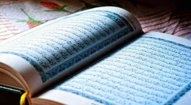 <p>Peygamberimiz ile Cebrâil'in, her yılın ramazan ayında o zamana kadar nâzil olan âyet ve sûreleri birbirlerine okuyarak mukabele ettikleri ve bir anlamda hatim indirdikleri bilinmektedir (Buhârî, "Feżâʾilü'l-Ḳurʾân", 7; bk. ARZA).</p>

<p>Müslümanlar da ramazan ayında genellikle camilerde ve bazı evlerde Kur'an okutup dinlemek suretiyle hatim indirmeyi âdet haline getirmişlerdir (bk. MUKABELE).</p>

<p>Hatim indirmenin belli bir zamanı ve süresi yoktur.</p>
