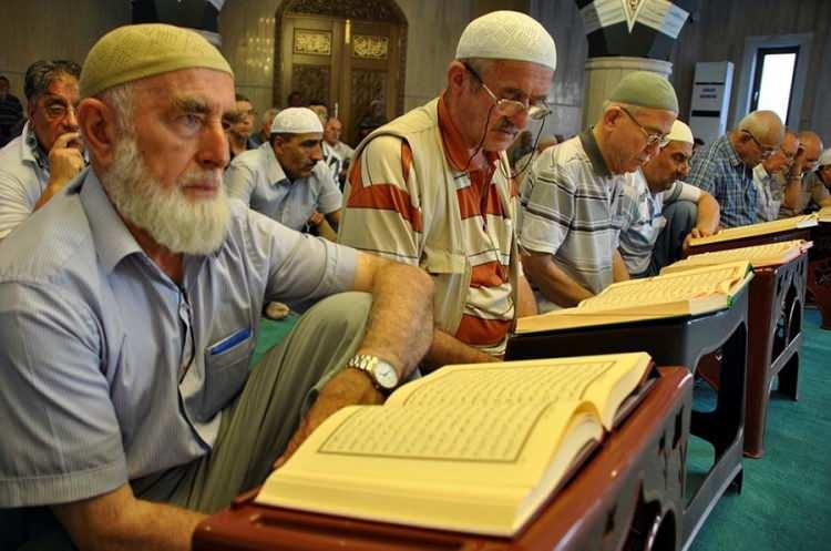 <p>Her yıl ramazan ayında, o zamana kadar nâzil olan âyet ve sûreleri Cebrâil'in Hz. Peygamber'e, onun da Cebrâil'e okuması mânasına bir terime, arza denir.</p>

<p>Resûl-i Ekrem (sas)'in vefatından önceki son ramazanda mukabele iki defa gerçekleşmiştir.</p>

<p>Arza-i ahîre diye anılagelen bu son karşılaştırma Kureyş lehçesiyle yapıldığı için o günden itibaren Kur'an bu lehçe ile okunmuştur.</p>

