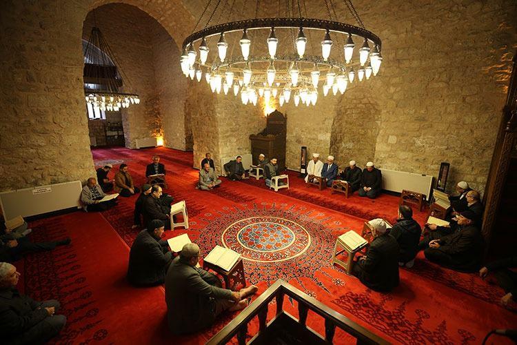 <p>Kur'an'ın ramazan ayında nâzil olmaya başlaması, bu ayda yapılan amellerin diğer zamanlara göre daha faziletli kabul edilmesi de geleneğin yaygınlaşmasında etkili olmuştur.</p>

<p>Mukabele okuyan kişinin hafız da olsa mushafa bakarak okuması daha faziletli görülmüş, dinleyenlerin rahat takip edebilmeleri açısından mukabelenin orta bir hızla tertîl üzere okunması tavsiye edilmiştir.</p>

