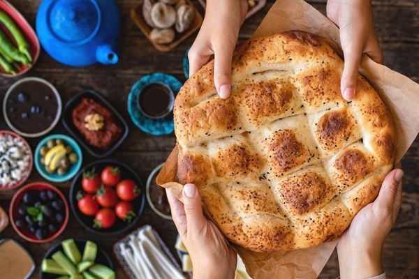 <p><span style="color:#B22222"><strong>SAHUR NE DEMEKTİR? </strong></span></p>
<p> </p>
<p>Oruç tutacak kişilerin oruca hazırlık olmak üzere imsak vaktinden önce gece yedikleri yemeğe sahur denir. İftarda acele etmek, sahuru geciktirmek sünnet olduğu gibi, sahur vakti, duaların makbul olduğu vakitlerden biridir.</p>