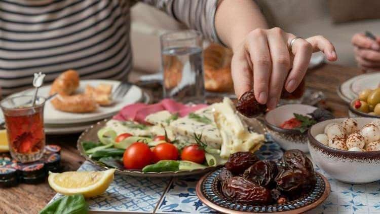 <p>Nitekim Hz. Peygamber, "Sahur yiyiniz; çünkü sahurda bereket vardır." buyurarak sahur yemeğini teşvik etmiştir.</p>
<p>Ayrıca sahurun tamamen terk edilmeyip bir yudum su ile bile olsa yerine getirilmesini tavsiye etmiş, sahura kalkanların Allah'ın rahmetine ve meleklerin duasına mazhar olacağını belirtmiş, sahur yemeğini "mübarek gıda" olarak nitelemiştir.</p>