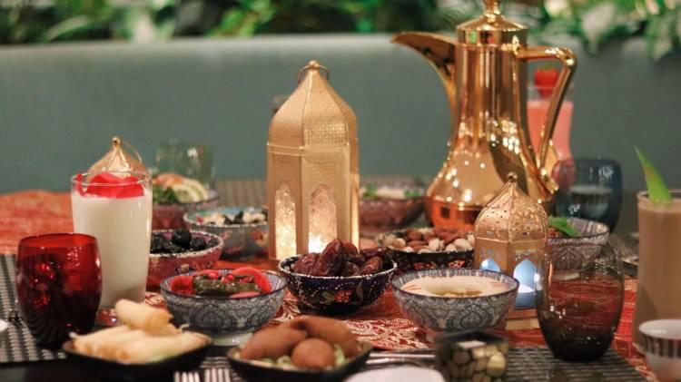 <p><span style="color:#B22222"><strong>İFTAR DUASI </strong></span></p>
<p> </p>
<p>Resûl-i Ekrem (sas), oruçlunun iftar anında yapacağı duanın geri çevrilmeyeceğini müjdelemiş ve kendisi de, "Allah'ım! Senin rızan için oruç tuttuk, Senin verdiğin rızıkla orucumuzu açtık, bizden kabul buyur; çünkü Sen her şeyi işiten ve bilensin" şeklinde dua etmişlerdir.</p>