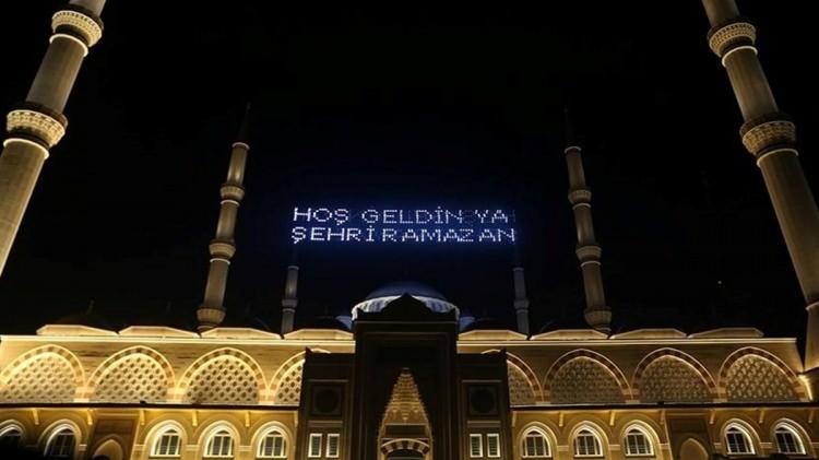 <p>M&uuml;barek g&uuml;n ve gecelerde halkın ibadeti i&ccedil;in gece boyu a&ccedil;ık kalan camilerin kandillerle donatılması geleneği İsl&acirc;miyet'in ilk asırlarına kadar uzanmakla beraber, Mescid-i Har&acirc;m'ın 455 kandilinin olduğu, bunlardan daha &ccedil;ok ışık veren bazılarının sadece ramazan ayı ile hac mevsiminde yakıldığı,bu kandillerin direkler arasına gerilmiş iplere bakır &ccedil;engellerle asıldığı ve bu sayede Mescid-i Har&acirc;m'ın istenilen yerine taşınabildiği bilinmektedir.</p>
