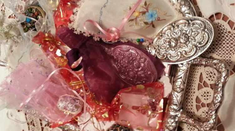 <p><span style="color:#B22222"><strong>DİŞ KİRASI NE DEMEKTİR?&nbsp;</strong></span></p>

<p>&nbsp;</p>

<p>Osmanlı d&ouml;neminin ramazan k&uuml;lt&uuml;r&uuml;ne ait bir tabir olan "diş kirası" tabiri, ramazanlarda iftara gidilen saray ve konaklarda misafirlere verilen hediyeler i&ccedil;in kullanılmıştır.</p>
