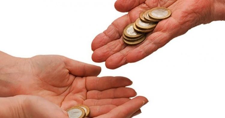 <p><span style="color:#B22222"><strong>SADAKA-İ FITIR NE DEMEKTİR?&nbsp;</strong></span></p>

<p>Sadaka-i fıtır, Ramazan ayının sonunda g&uuml;c&uuml; yeten m&uuml;sl&uuml;manın belirli kimselere vermekle y&uuml;k&uuml;ml&uuml; olduğu yardım t&uuml;r&uuml;d&uuml;r. Fıtr kelimesi oruca son vermeyi, orucu a&ccedil;mayı ifade eder.</p>

<p>Bundan dolayı ramazan bayramına &icirc;d&uuml;'l-fıtr denildiği gibi ramazan ayını yaşamanın, onun m&uuml;k&acirc;fat ve bereketinden faydalanmanın bir ş&uuml;kran belirtisi olarak verilen sadakaya da sadaka-i fıtr veya zek&acirc;t&uuml;'l-fitr denilir.</p>

<p>Bu tamlama kısaltılmış olarak T&uuml;rk&ccedil;ede fitre şeklinde kullanılmaktadır.</p>

<p>Dinen zengin olarak Ramazan ayının sonuna yetişen M&uuml;sl&uuml;manın vermesi vacip olan bu sadakanın vacip olma zamanı Ramazan bayramının birinci g&uuml;n&uuml; olmakla birlikte, bayramdan &ouml;nce de verilebilir. Hatta bu daha iyidir. Ancak bayram g&uuml;n&uuml; veya daha sonra da verilebilir.</p>
