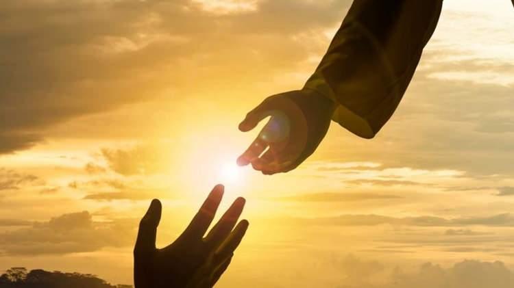 <p><span style="color:#B22222"><strong>ZEKAT NE DEMEKTİR?&nbsp;</strong></span></p>

<p>&nbsp;</p>

<p>S&ouml;zl&uuml;kte "artma, arıtma; &ouml;vg&uuml; ve bereket" m&acirc;nalarına gelen zek&acirc;t, terim olarak Kur'an'da belirtilen sınıflara sarfedilmek &uuml;zere dinen zengin sayılan m&uuml;sl&uuml;manların malından alınan belli payı ifade eder. &Ouml;rfte bu payın maldan &ccedil;ıkarılması işlemine de zek&acirc;t denilir.</p>
