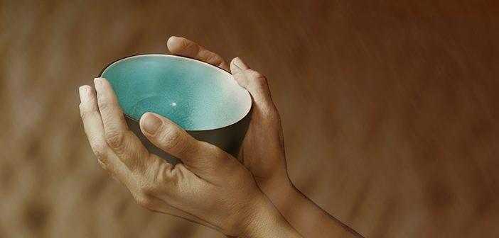 <p>İNFAK NE DEMEKTİR?&nbsp;</p>

<p>&nbsp;</p>

<p>S&ouml;zl&uuml;kte "t&uuml;kenmek, tamamlanmak, son bulmak" m&acirc;nasındaki nefk k&ouml;k&uuml;nden t&uuml;retilen inf&acirc;k "bitirmek, yok etmek; yoksul d&uuml;şmek" gibi anlamlara gelirse de daha &ccedil;ok "para veya malı elden &ccedil;ıkarmak" m&acirc;nasında kullanılmaktadır. Din&icirc;-ahl&acirc;k&icirc; bir terim olarak genellikle "Allah'ın hoşnutluğunu elde etme amacıyla kişinin kendi servetinden harcama yapması, muhta&ccedil;lara ayn&icirc; ve nakd&icirc; yardımda bulunması" demektir.</p>
