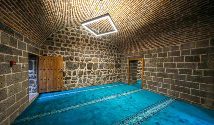 <p><span style="color:#B22222"><strong>İTİFAK NE DEMEK?&nbsp;</strong></span></p>

<p>&nbsp;</p>

<p>S&ouml;zl&uuml;kte "ibadet veya başka bir gaye i&ccedil;in bir yerde kendini tutmak, kalmak; insanlardan tenha bir yerde kalmak, bir şeye bağlanmak" gibi anlamlara gelen itik&acirc;f, din&icirc; bir kavram olarak, ibadet niyetiyle ve kurallarına uyarak inzivaya &ccedil;ekilmek demektir.</p>

<p>İtik&acirc;fın meşruiyeti Kur'an ve S&uuml;nnet ile sabittir.</p>

<p>&Ouml;zellikle Ramazan ayının son on g&uuml;n&uuml;nde itikafa girmek s&uuml;nnet olmakla beraber, ramazan dışında da ve belirli bir s&uuml;reye t&acirc;bi olmadan da itikafa girilebilir.</p>
